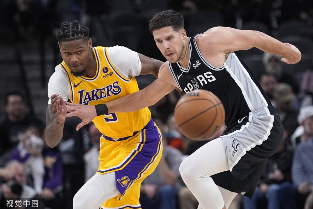 形成鲜明对 形成鲜明对